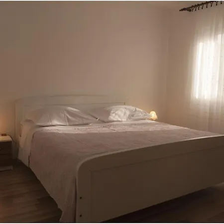 Mala Lamjana 8449a